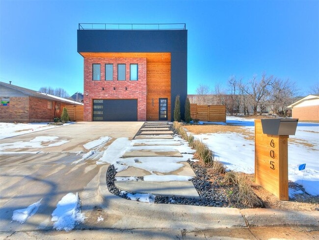 Building Photo - 605 N Idaho Ave