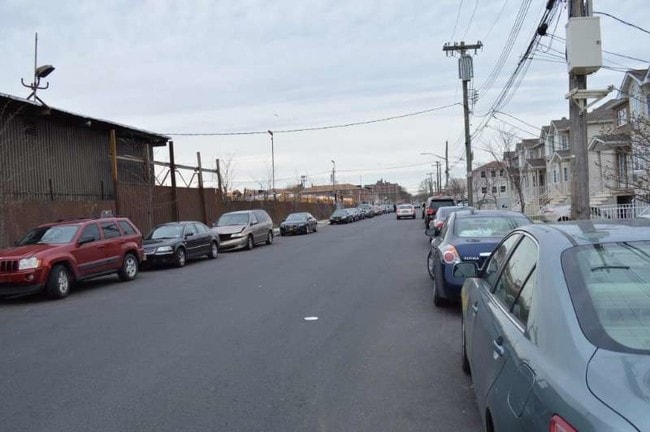 Building Photo - 392 Montauk Ave. Unit 2