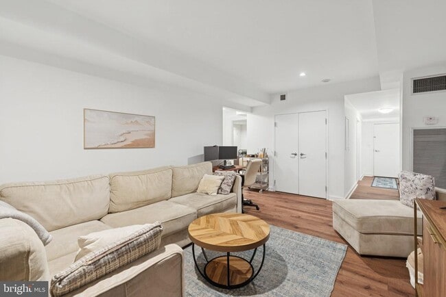 Building Photo - 219 S 18th St Unit 423