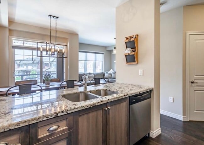 Photo - Gorgeous TownHouse in Ancaster