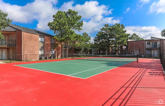 Cancha de básquetbol y cancha de tenis - The Gables Apartments