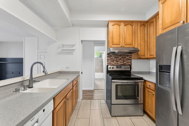 Photo - Kailua - End unit - amenities gallore - 3 bed, 2 bath Available NOW ! Unit 209B