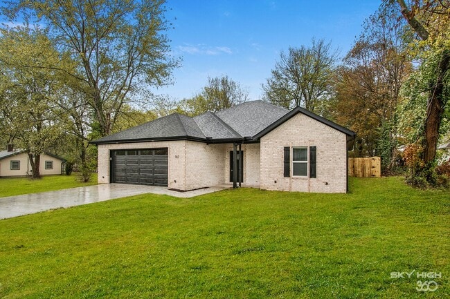 Photo - Newer Split Floor plan Home!!