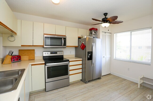 Building Photo - **ANNUAL OR SEASONAL RENTAL**