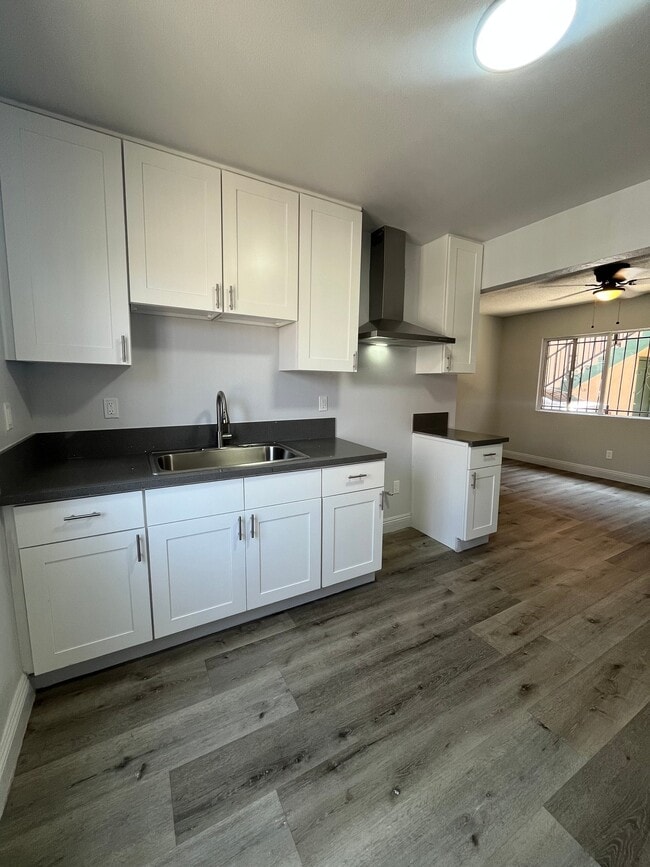 Photo - 7400 S Hoover St Unidad 02