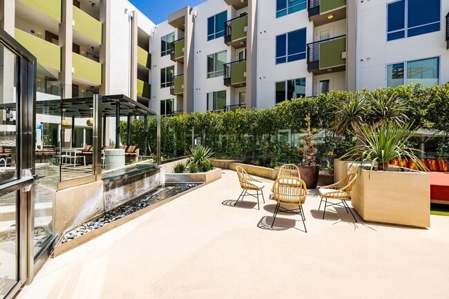Outdoor Seating Area and BBQ | Brio Apartments | Apartment in Glendale, CA