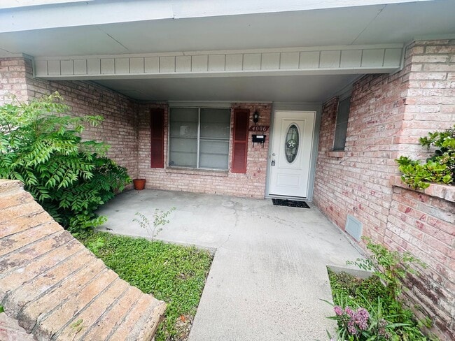 Photo - For Lease 3 Bed | 2 Bath | Open Concept | Vaulted Ceilings | 2-Car Garage| Corpus Christi