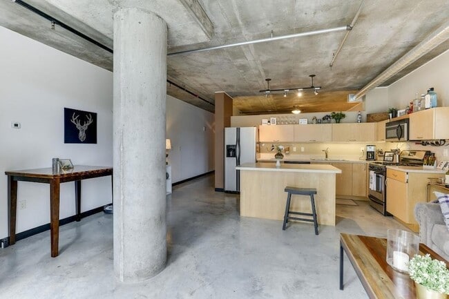 Photo - 730 N 4th St