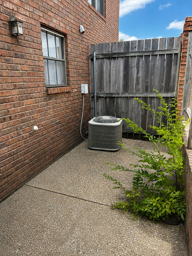Photo - 1296 Speight Ave