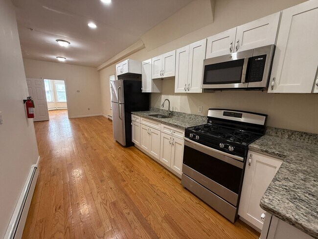 Building Photo - 16 Chelsea St Unit #1