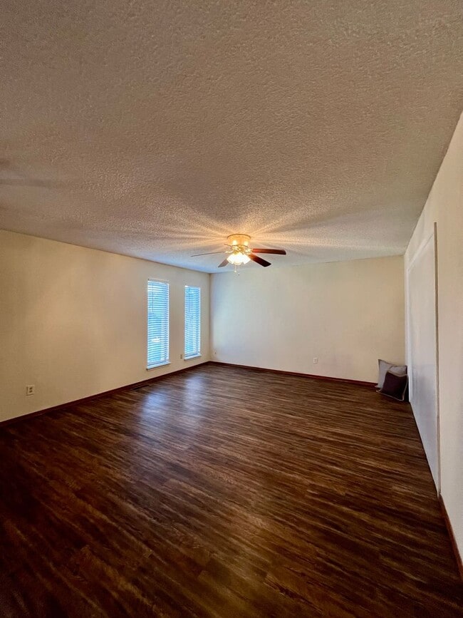 Photo - Spacious 3 bed, 2 bath Home in Yukon!