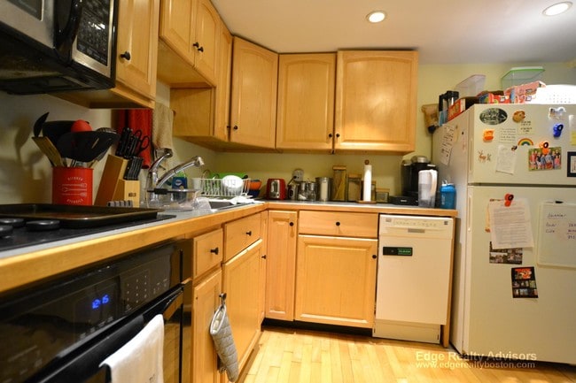 Building Photo - 365 Faneuil St Unit 4 Rental