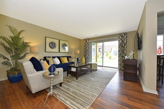 Building Photo - Lamberton Lake Rental