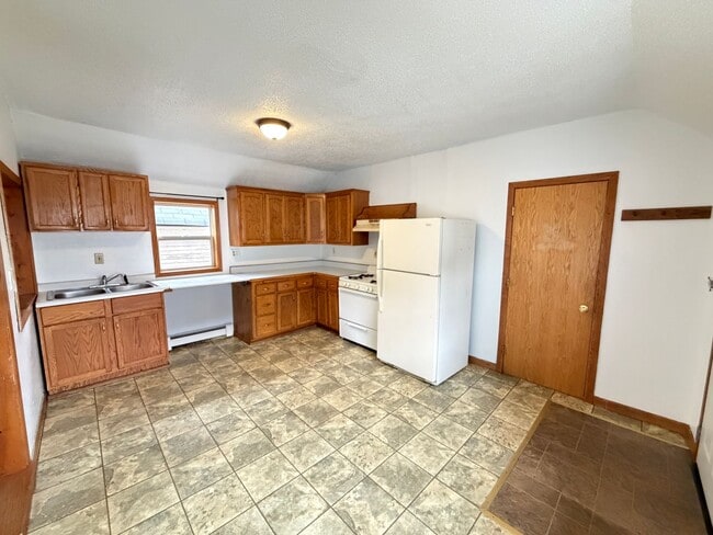 Building Photo - Upper Level 2 Bedroom Apartment - AVAILABLE TODAY Unit 2014 1/2 Banks Ave