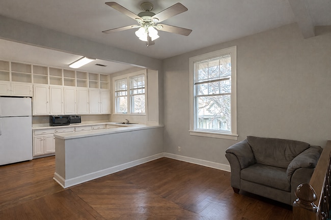 Photo - 3219 W Markham St