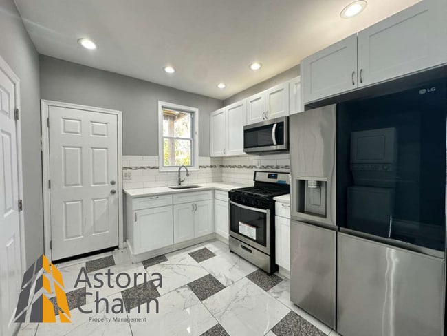 Building Photo - 3004 Clifton Ave Unit 3004 Clifton Ave -  2