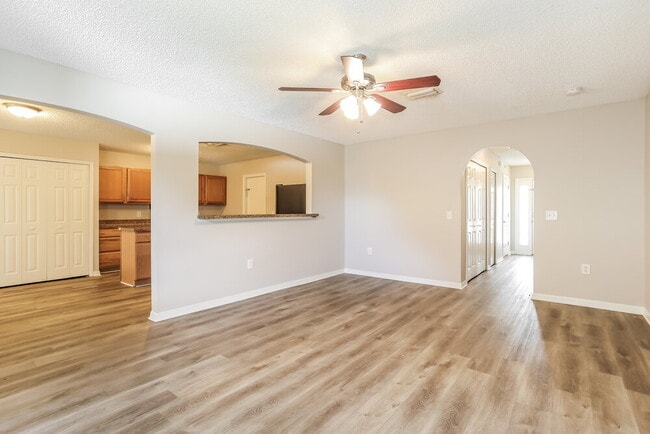 Photo - 5633 English Oak Dr S