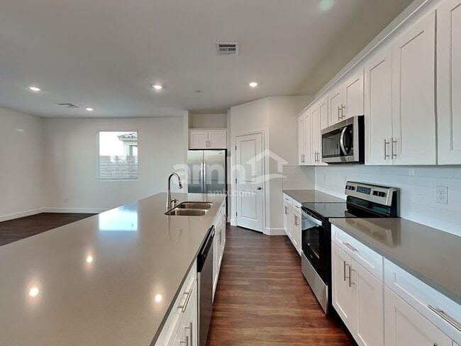 Photo - 296 Yasmin Daylily Pl