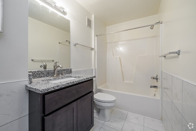 2BR, 2BA - 1,047SF - Guest Bathroom