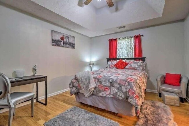 Photo - 483 Oak Dr SE