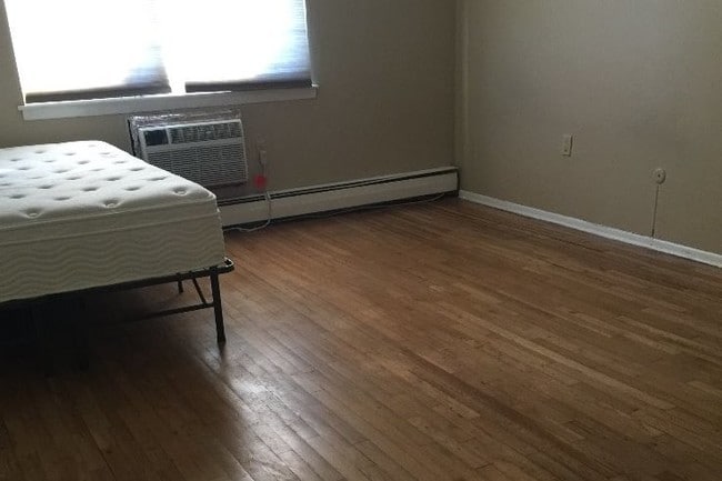 Building Photo - 38 Woodedge Ave Unit 2