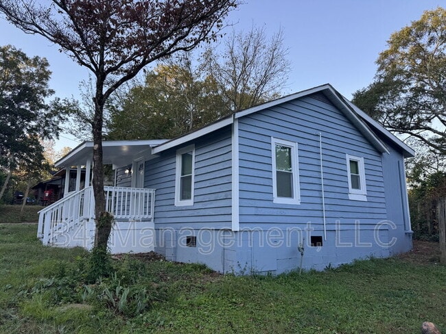 Photo - 209 Banks St