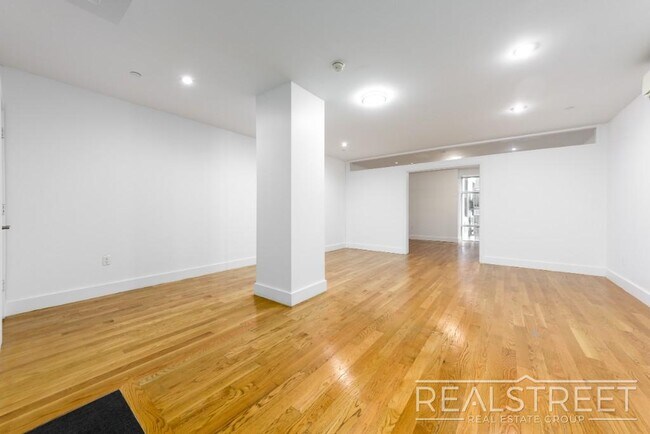 Photo - LUXURY LOFT in Queens! Unit 328