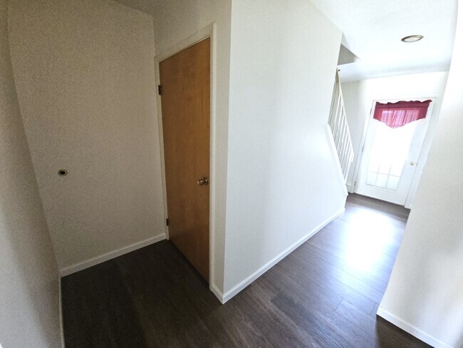 Entryway 9.2 x 10.6 - 161 Eastland Dr