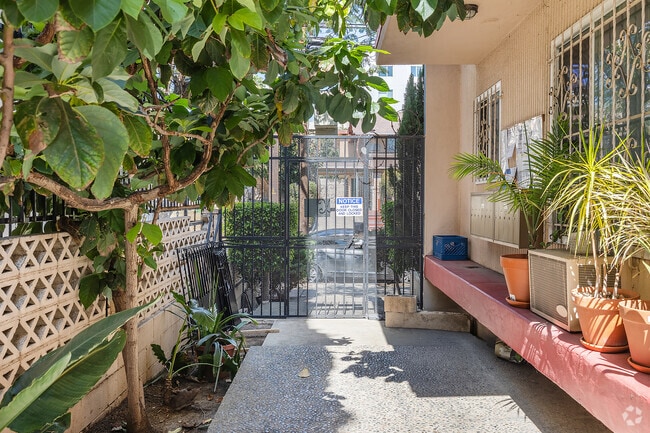 Entrance - 7162 Hawthorn Ave