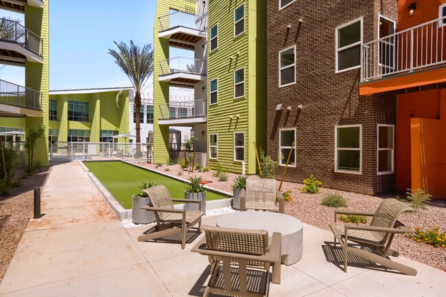Bragging rights included. Challenge your neighbors to a match on the Garrett Uptown bocce court, then settle in at the courtyard lounge and enjoy the Arizona sunshine.
