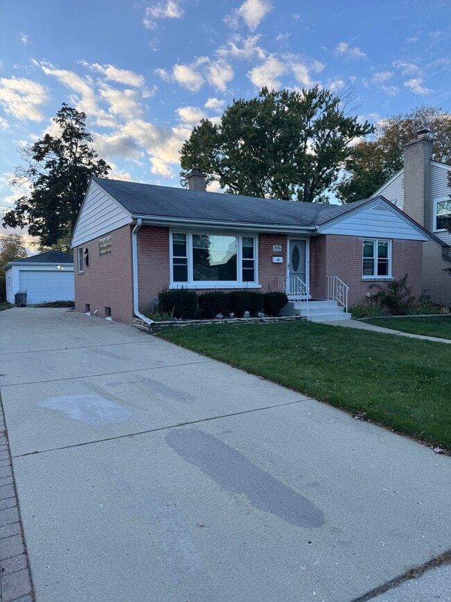 Photo - 896 Webster Ln