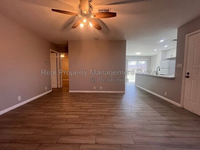 Photo - 408 W Blackhawk Dr