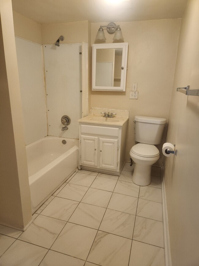 Photo - 735 Camden Ave SW