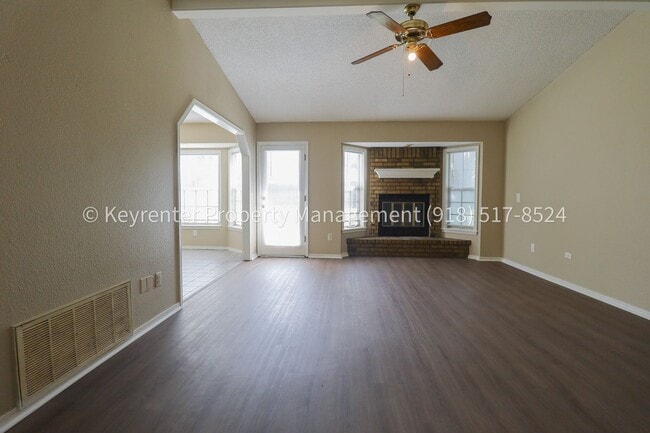 Photo - 3 Bed | 2 Bath in East Tulsa!