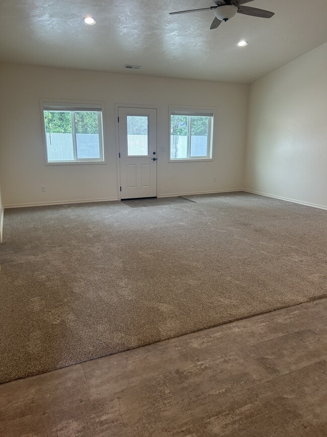 Living room - 2124 E Olympic Ave Unit 2124