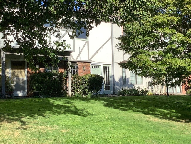 Building Photo - Two Bedroom Townhouse near Ashland Community Hospital
