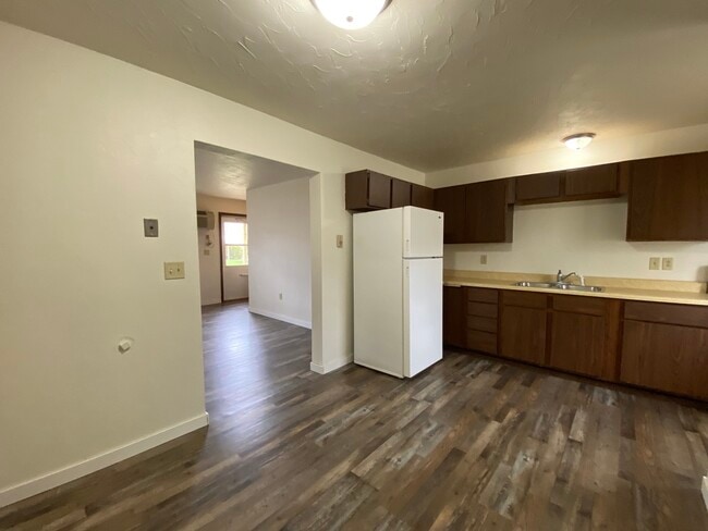 Kitchen and dining area - 1011 East Avenue North Apartments