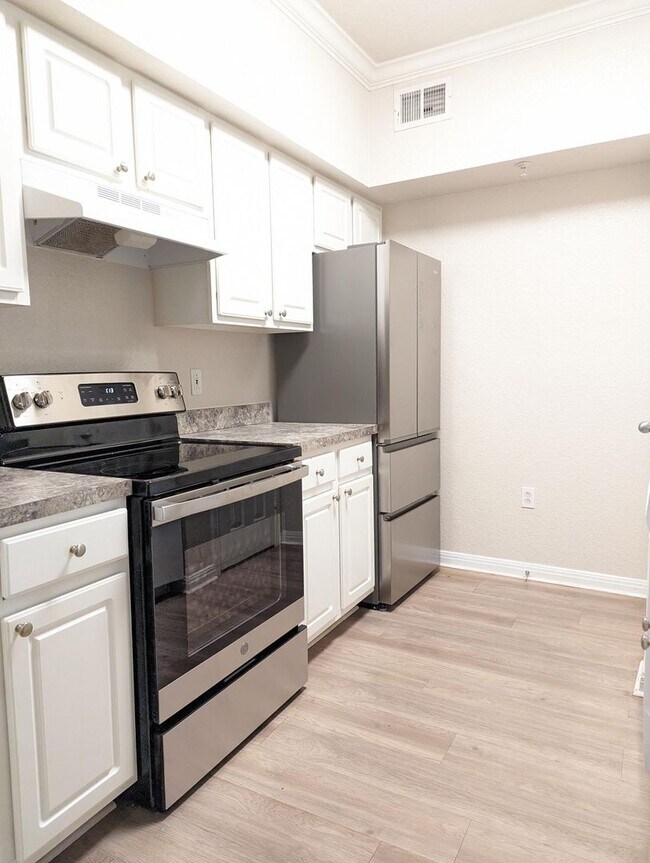 Building Photo - Conveniently located, Updated 2x2 corner b... Rental