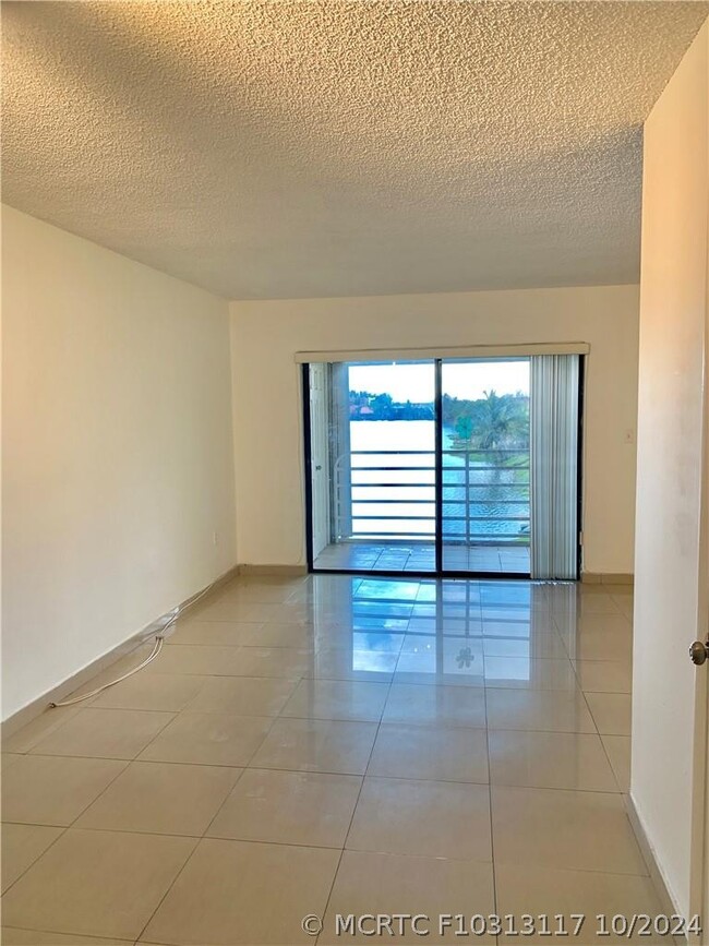 Building Photo - 2790 W 60th St Unit 32