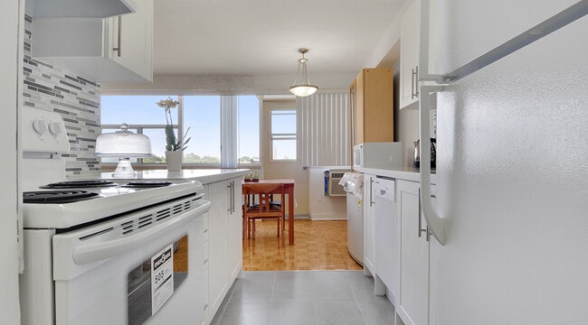 Building Photo - Central Park Place (B) Unit 00604