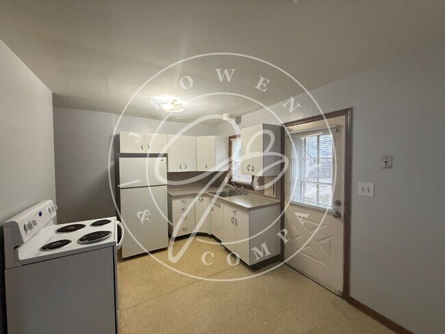 Photo - 2-Bedroom twinplex on Almeda Drive - Your Cozy Toledo Retreat!"