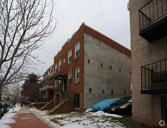 226 C St NE