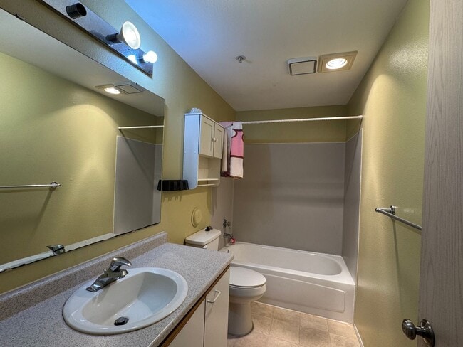 Photo - Comfortable & Convenient Condo in Renton Unit E101