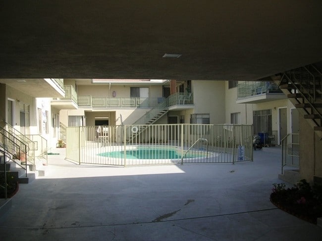 Photo - 643 E 99th St