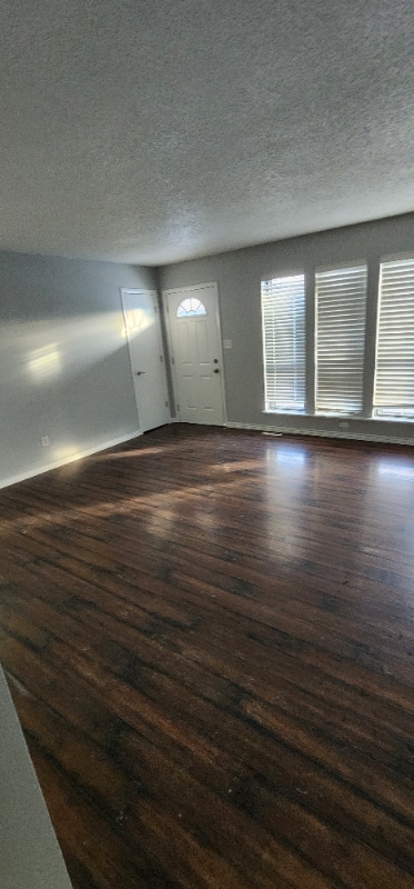 300 Cottonwood Ln