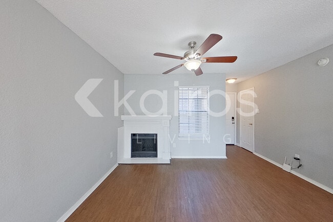 Photo - 832 Courtenay Pl