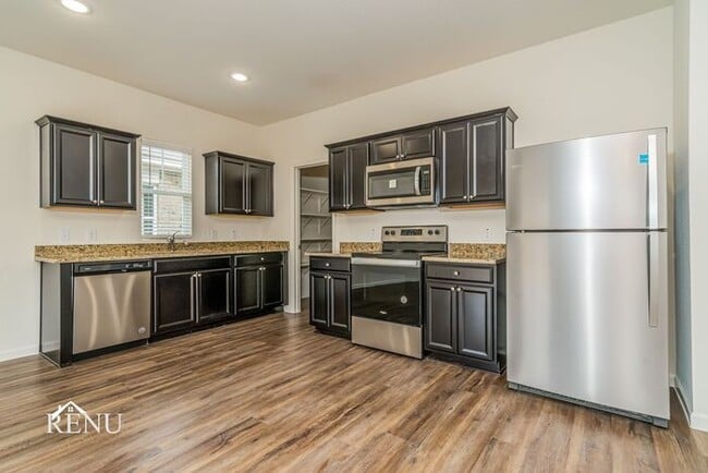 Photo - 470 London Dr