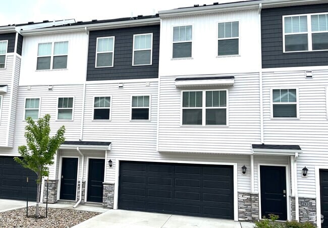 Building Photo - 205 NE 23rd Ln Rental