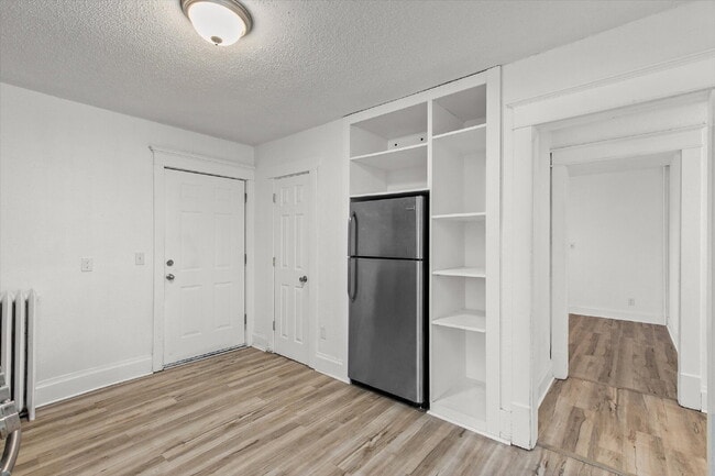 Photo - 2 bedroom / 1 bathroom apartment with Easy Commute or Walk to Drake University! Unit 4