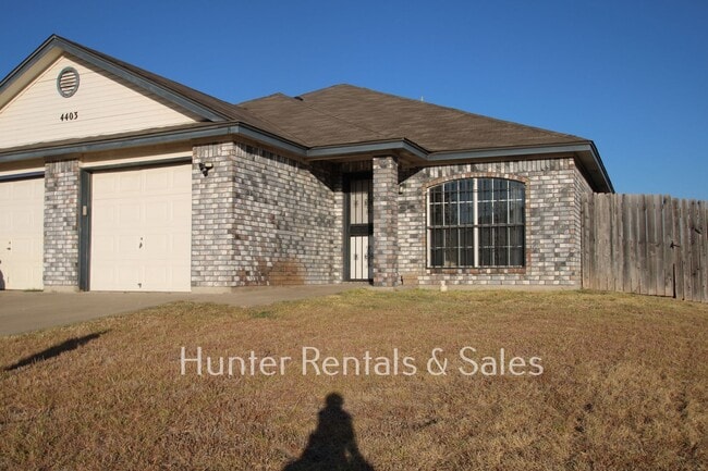 Building Photo - Spacious Three-Bedroom!